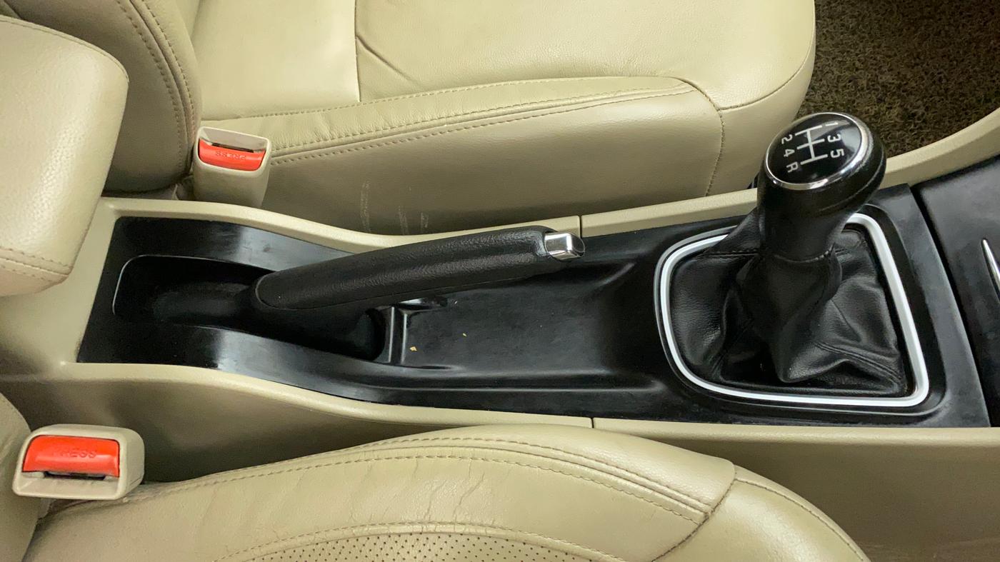 2019 Maruti Ciaz ALPHA 1.5 SHVS PETROL, Petrol, Manual, 1,06,244 km, Gear Lever