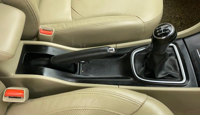 2019 Maruti Ciaz ALPHA 1.5 SHVS PETROL, Petrol, Manual, 1,06,244 km, Gear Lever