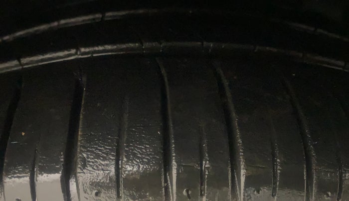 2018 Maruti Ciaz ALPHA  AT 1.4  PETROL, Petrol, Automatic, 1,10,082 km, Right Front Tyre Tread