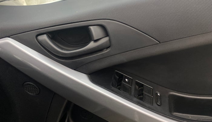 2020 Tata NEXON XMA SUNROOF PETROL, Petrol, Automatic, 40,296 km, Driver Side Door Panels Control