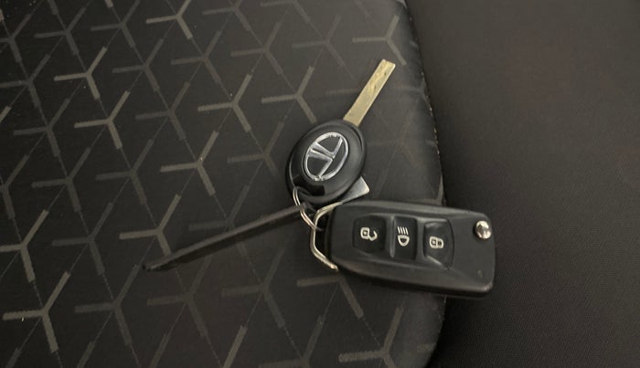 2020 Tata NEXON XMA SUNROOF PETROL, Petrol, Automatic, 40,296 km, Key Close Up