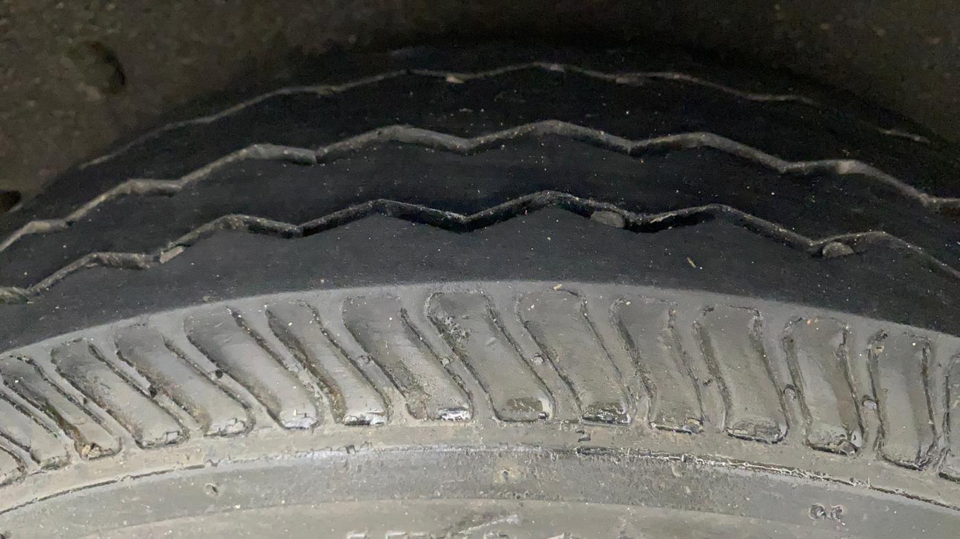 2017 Maruti OMNI E 8 STR, Petrol, Manual, 56,991 km, Left Rear Tyre Tread