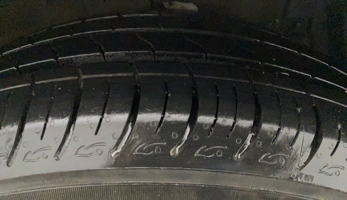 2013 Maruti Ertiga VXI CNG, CNG, Manual, 23,031 km, Right Front Tyre Tread