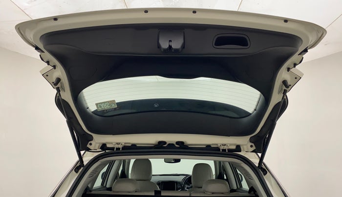 2020 Jeep Compass LIMITED PLUS PETROL AT, Petrol, Automatic, 30,199 km, Boot Door Open