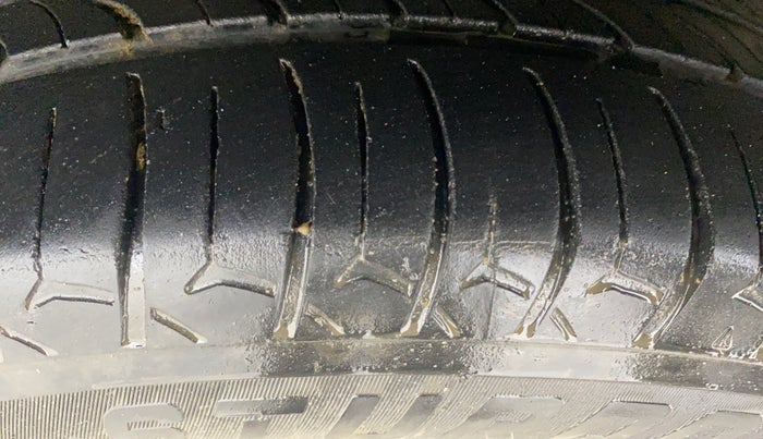 2016 Mahindra Kuv100 K4 D 6 STR, Diesel, Manual, 91,645 km, Left Front Tyre Tread