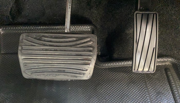 2022 Mahindra XUV700 AX 5 P AT 5 STR, Petrol, Automatic, 28,300 km, Pedals