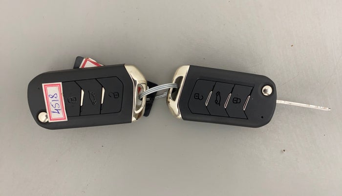 2022 Mahindra XUV700 AX 5 P AT 5 STR, Petrol, Automatic, 28,300 km, Key Close Up