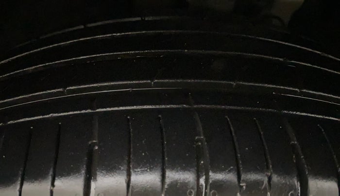 2022 Mahindra XUV700 AX 5 P AT 5 STR, Petrol, Automatic, 28,300 km, Left Front Tyre Tread