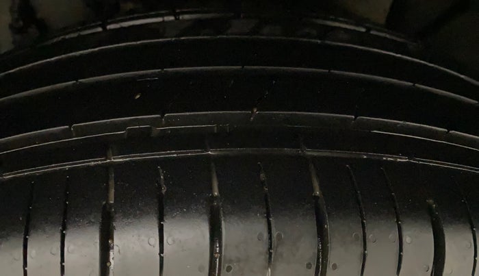 2022 Mahindra XUV700 AX 5 P AT 5 STR, Petrol, Automatic, 28,300 km, Left Rear Tyre Tread