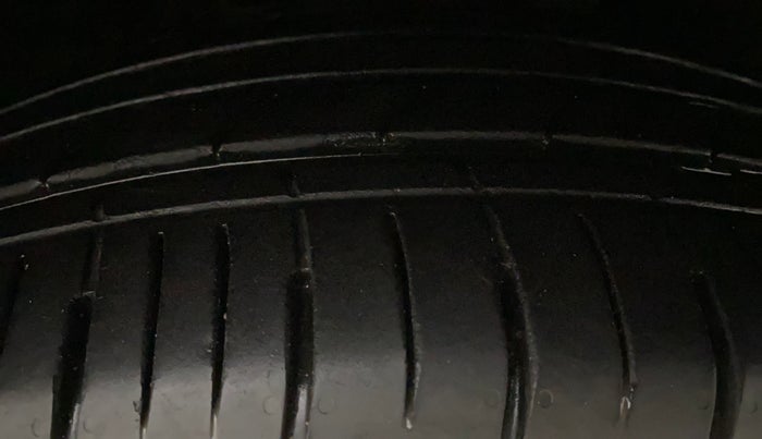 2022 Mahindra XUV700 AX 5 P AT 5 STR, Petrol, Automatic, 28,300 km, Right Front Tyre Tread