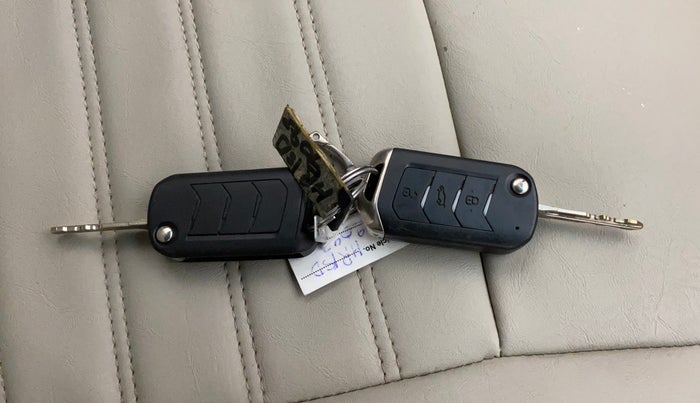 2018 Mahindra MARAZZO M6 7 STR, Diesel, Manual, 58,406 km, Key Close Up