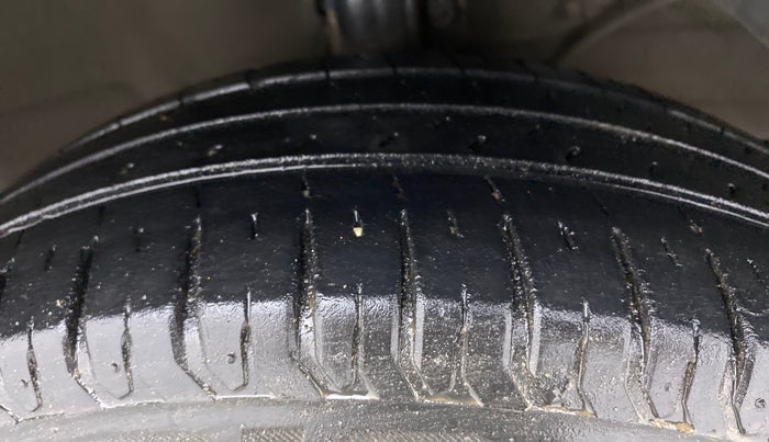2018 Maruti Ertiga VXI SHVS, Petrol, Manual, 40,032 km, Right Front Tyre Tread