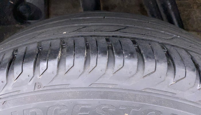 2014 Renault Duster RXL PETROL 104, Petrol, Manual, 54,913 km, Right Rear Tyre Tread