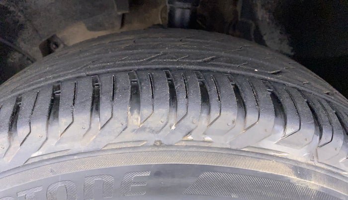 2014 Renault Duster RXL PETROL 104, Petrol, Manual, 54,913 km, Left Front Tyre Tread
