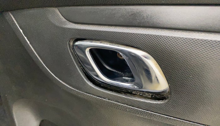 2019 Renault Kwid RXT 1.0 AMT (O), Petrol, Automatic, 70,118 km, Driver Side Door Panels Control