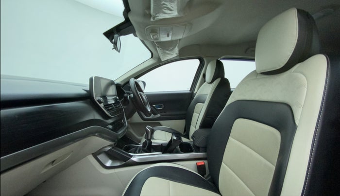 2023 Tata Safari XT, Diesel, Manual, 17,520 km, Right Side Front Door Cabin