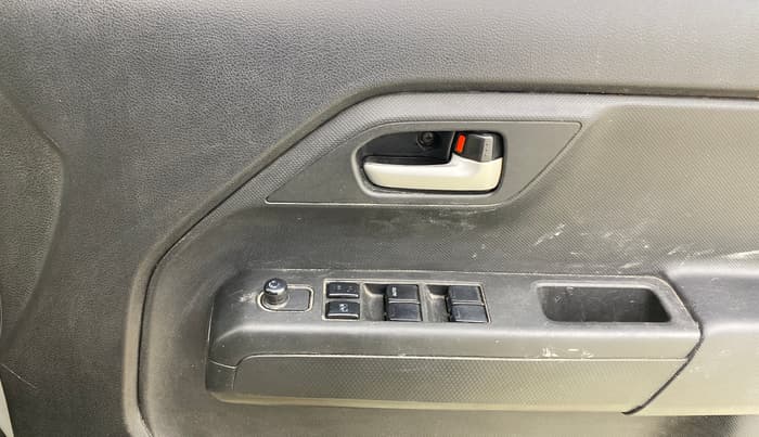 2019 Maruti New Wagon-R VXI 1.2, CNG, Manual, 80,574 km, Driver Side Door Panels Control