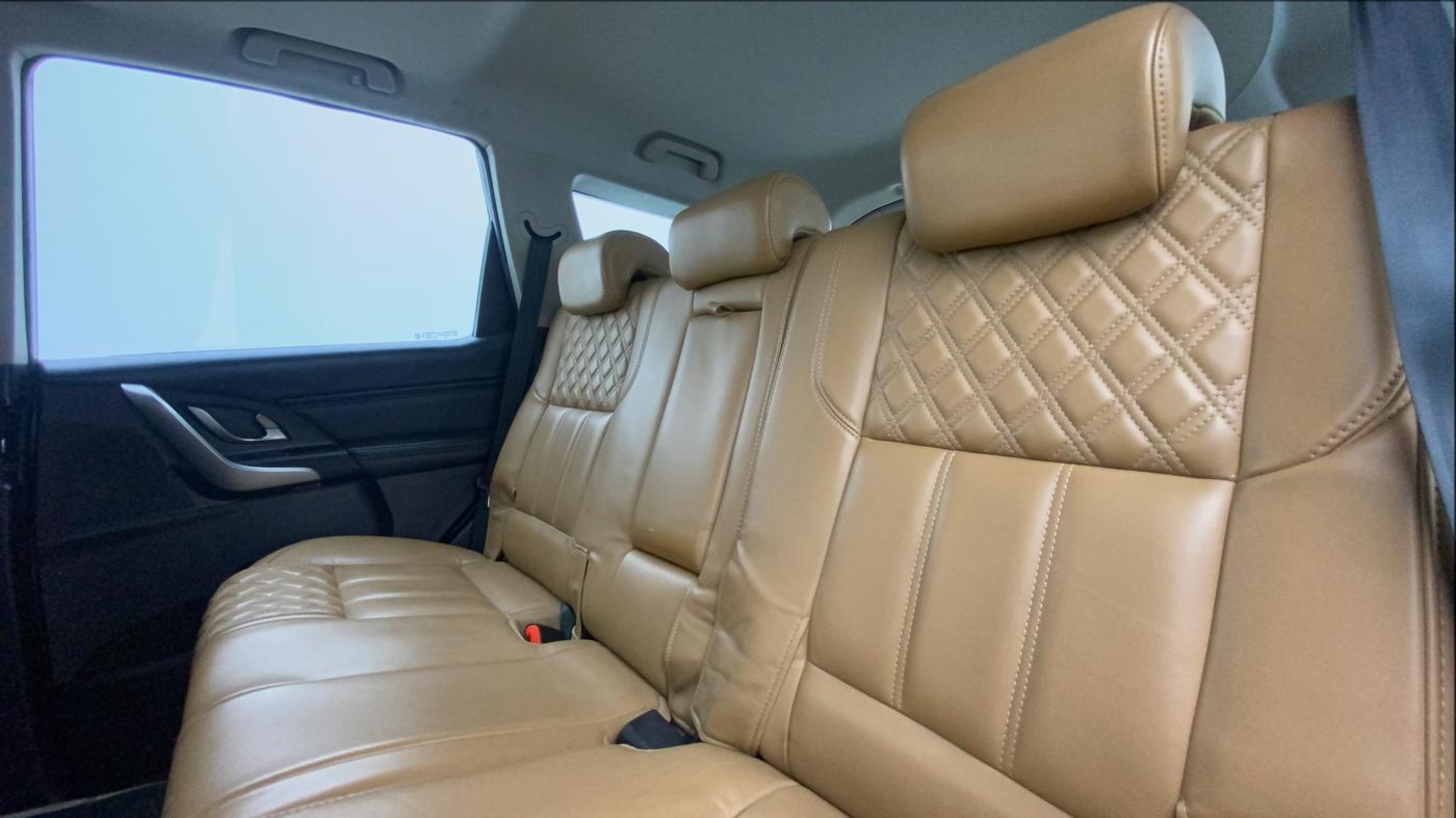 2018 Mahindra XUV500 W11 AT, Diesel, Automatic, 1,27,342 km, Right Side Rear Door Cabin