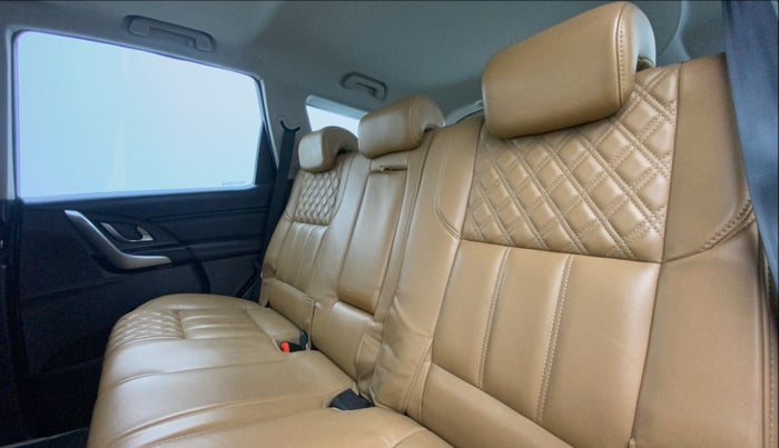 2018 Mahindra XUV500 W11 AT, Diesel, Automatic, 1,27,342 km, Right Side Rear Door Cabin