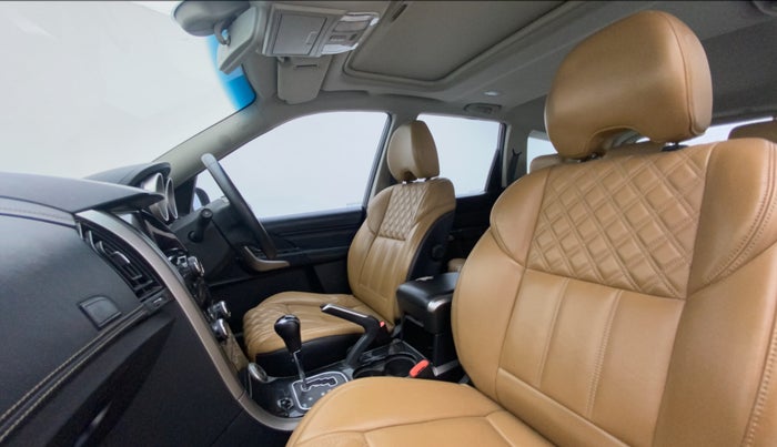 2018 Mahindra XUV500 W11 AT, Diesel, Automatic, 1,27,342 km, Right Side Front Door Cabin