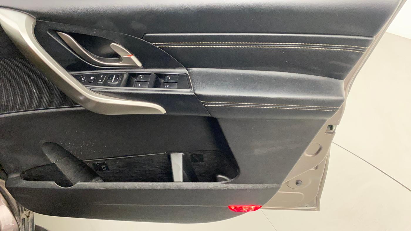 2018 Mahindra XUV500 W11 AT, Diesel, Automatic, 1,27,342 km, Driver Side Door Panels Control