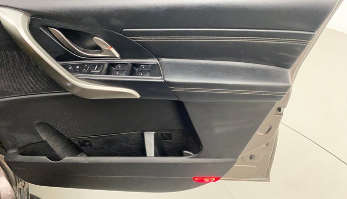 2018 Mahindra XUV500 W11 AT, Diesel, Automatic, 1,27,342 km, Driver Side Door Panels Control