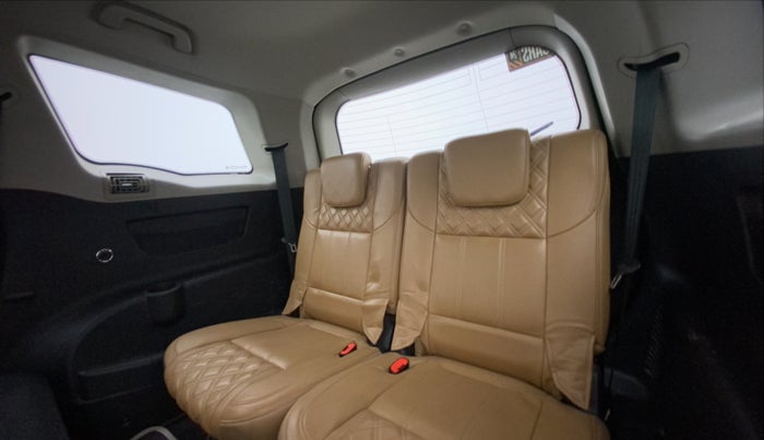 2018 Mahindra XUV500 W11 AT, Diesel, Automatic, 1,27,342 km, Third Seat Row ( optional )