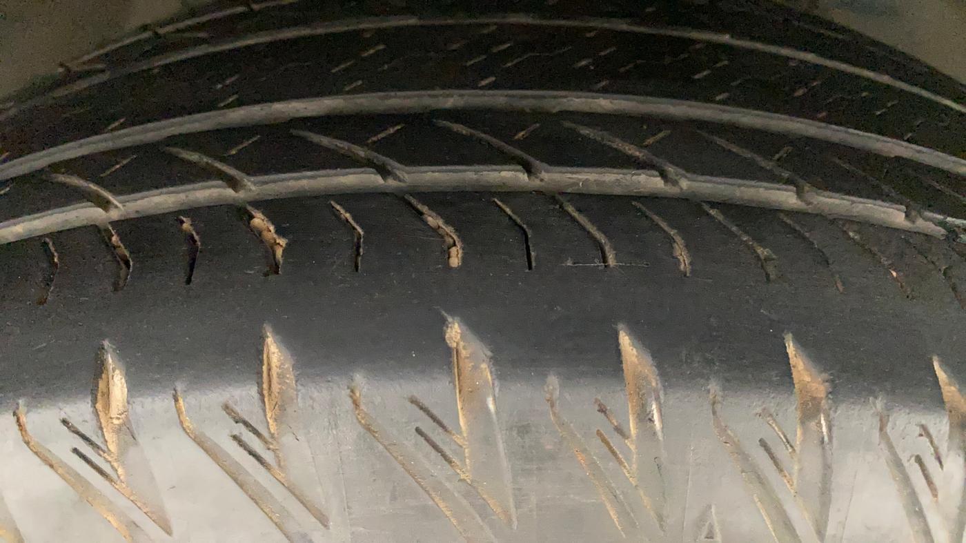 2018 Mahindra XUV500 W11 AT, Diesel, Automatic, 1,27,342 km, Right Front Tyre Tread