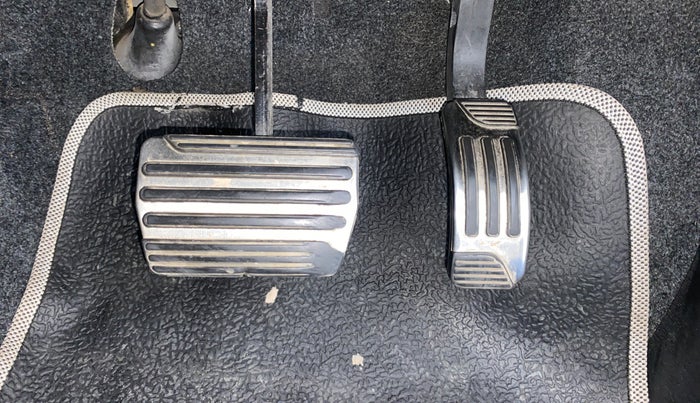 2018 Mahindra XUV500 W11 AT, Diesel, Automatic, 1,27,342 km, Pedals