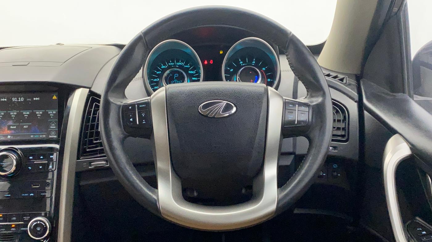 2018 Mahindra XUV500 W11 AT, Diesel, Automatic, 1,27,342 km, Steering Wheel Close Up