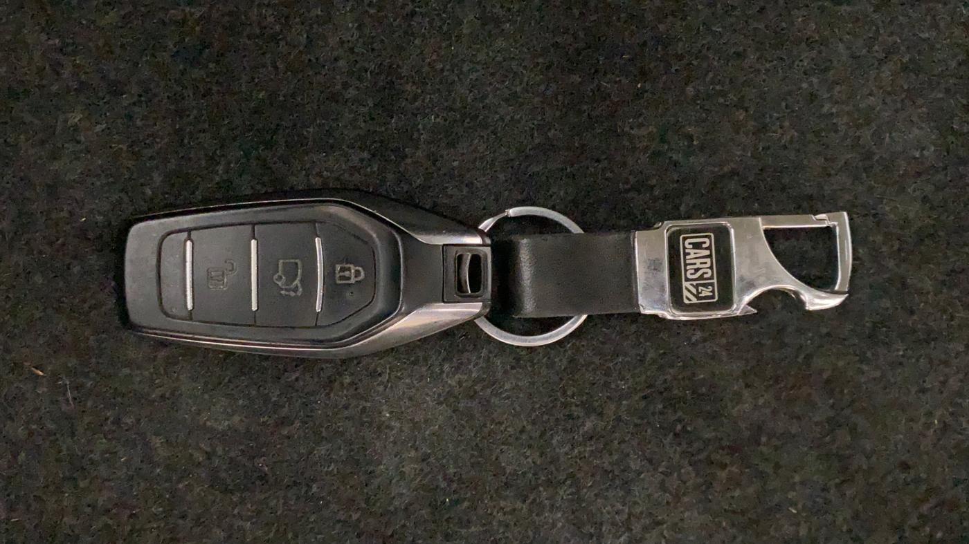 2018 Mahindra XUV500 W11 AT, Diesel, Automatic, 1,27,342 km, Key Close Up