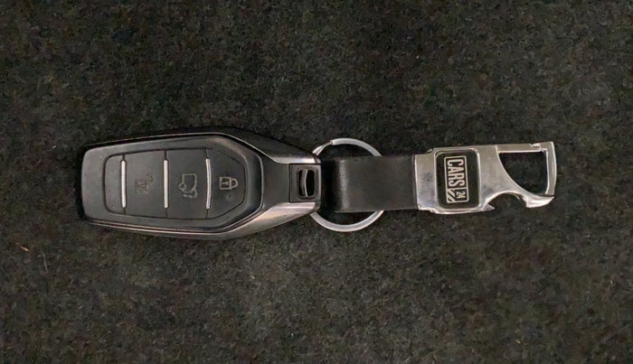 2018 Mahindra XUV500 W11 AT, Diesel, Automatic, 1,27,342 km, Key Close Up