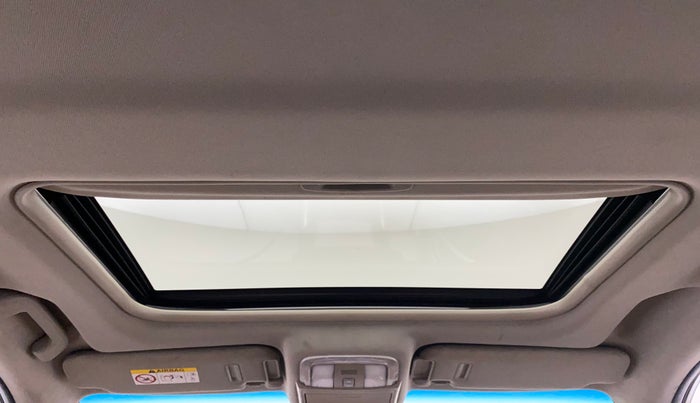 2018 Mahindra XUV500 W11 AT, Diesel, Automatic, 1,27,342 km, Moonroof/ Sunroof