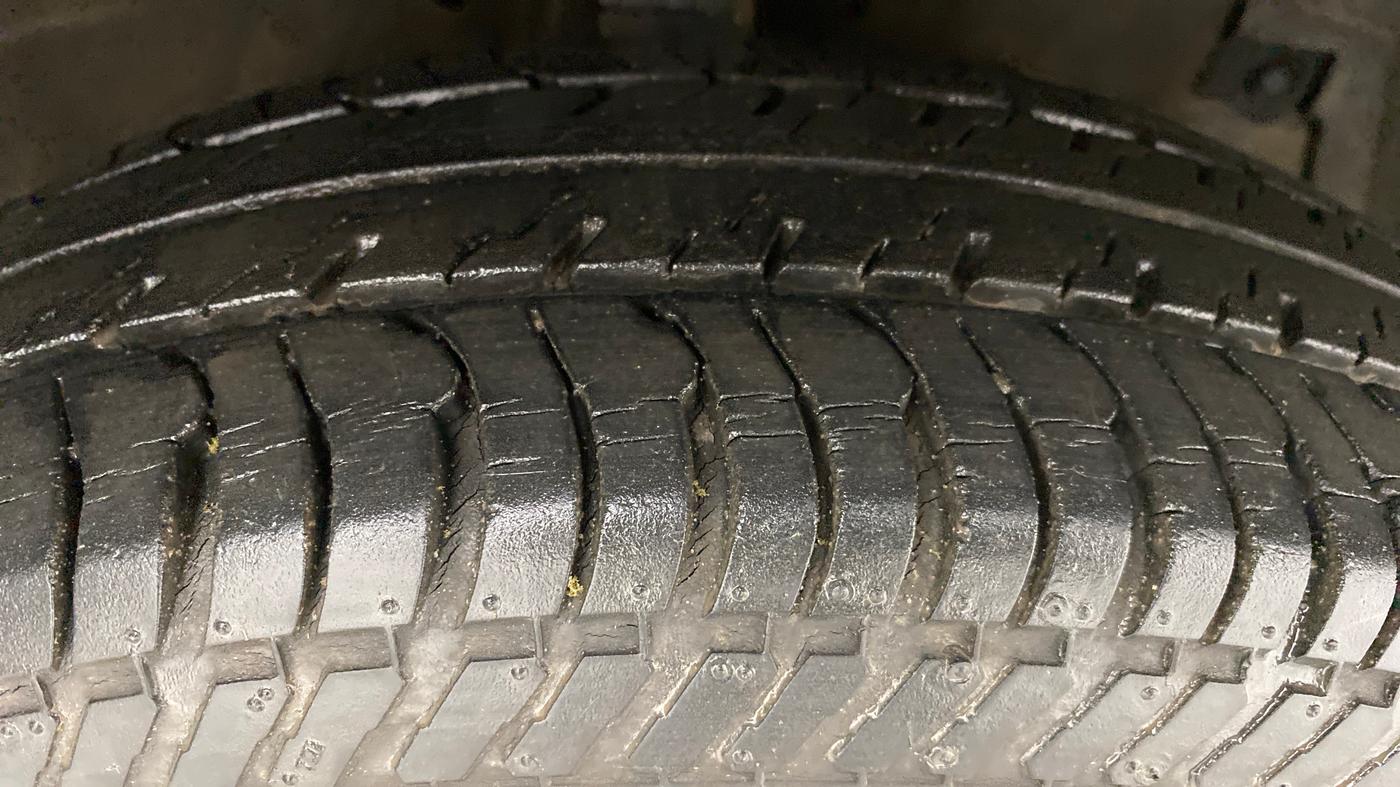 2013 Maruti Swift VXI, Petrol, Manual, 31,742 km, Right Front Tyre Tread