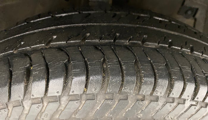 2013 Maruti Swift VXI, Petrol, Manual, 31,742 km, Right Front Tyre Tread