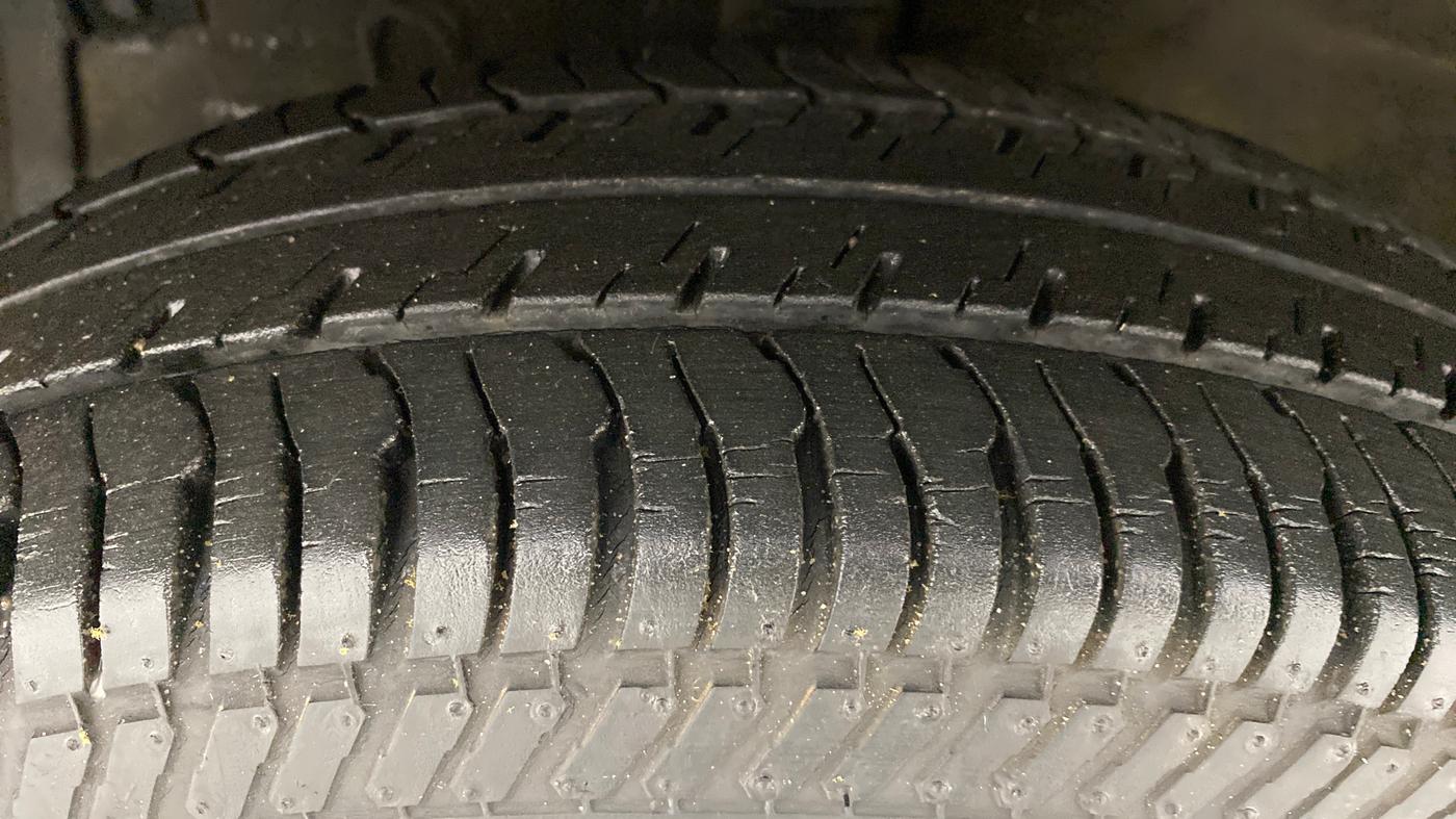 2013 Maruti Swift VXI, Petrol, Manual, 31,742 km, Left Front Tyre Tread