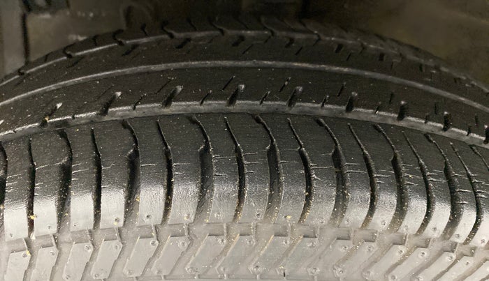 2013 Maruti Swift VXI, Petrol, Manual, 31,742 km, Left Front Tyre Tread