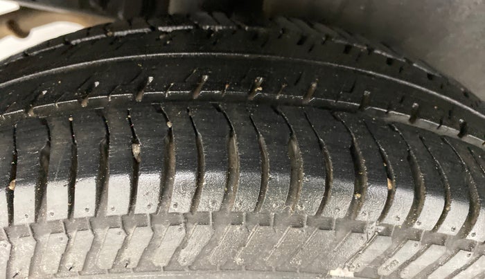 2013 Maruti Swift VXI, Petrol, Manual, 31,742 km, Right Rear Tyre Tread