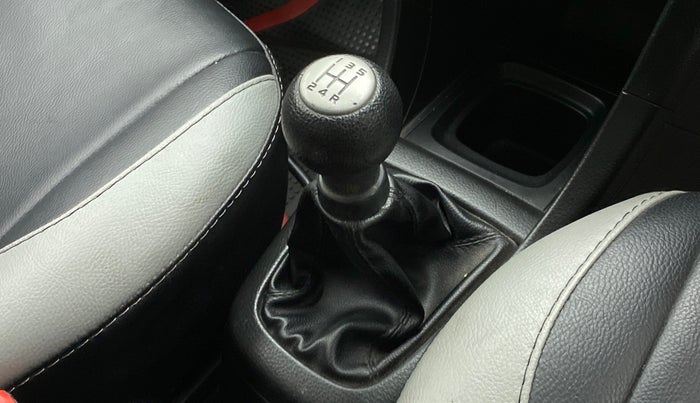2013 Maruti Swift VXI, Petrol, Manual, 31,742 km, Gear lever - Knob cover torn