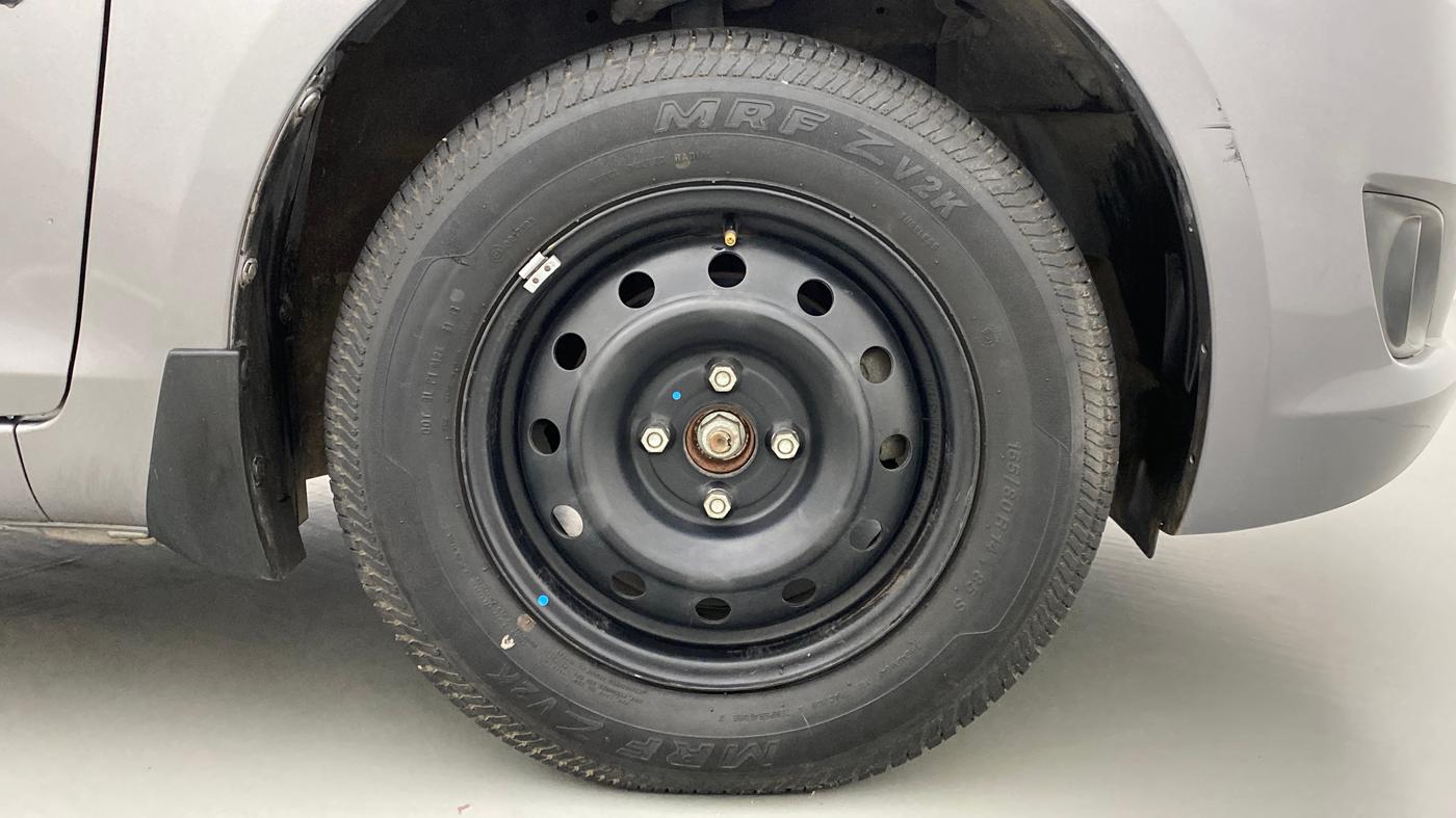 2013 Maruti Swift VXI, Petrol, Manual, 31,742 km, Right Front Wheel