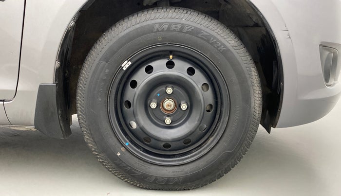 2013 Maruti Swift VXI, Petrol, Manual, 31,742 km, Right Front Wheel