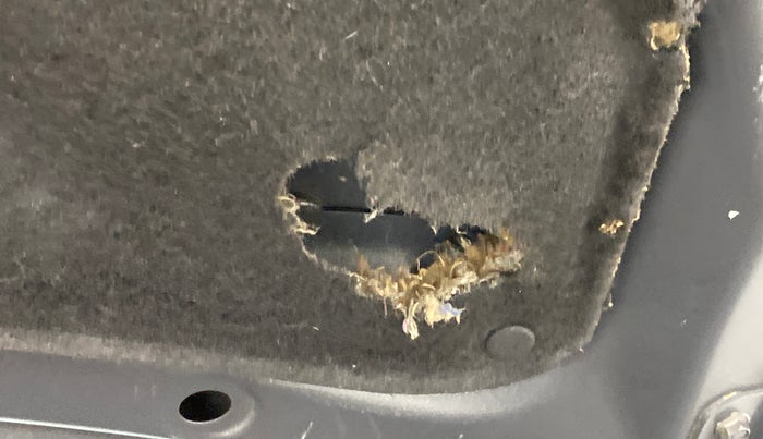 2013 Maruti Swift VXI, Petrol, Manual, 31,742 km, Bonnet (hood) - Insulation cover has minor damage