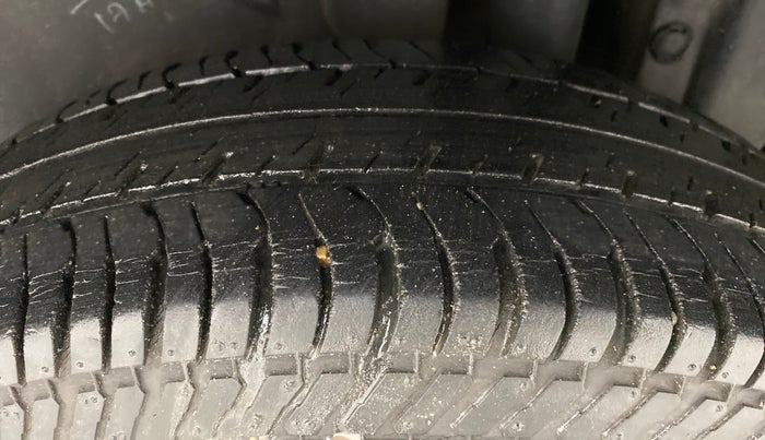 2013 Maruti Swift VXI, Petrol, Manual, 31,742 km, Left Rear Tyre Tread
