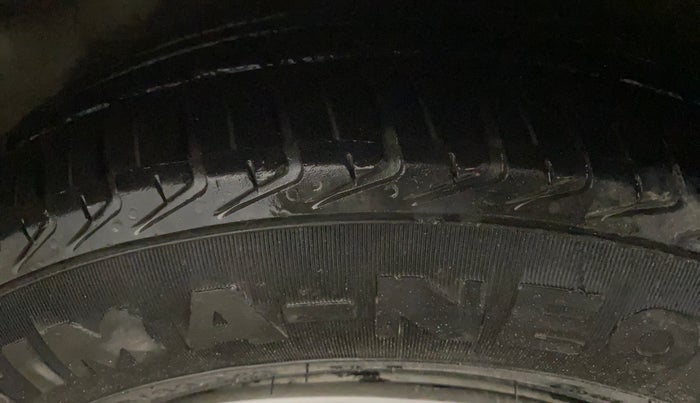 2014 Hyundai i10 MAGNA 1.1, CNG, Manual, 27,578 km, Left Rear Tyre Tread