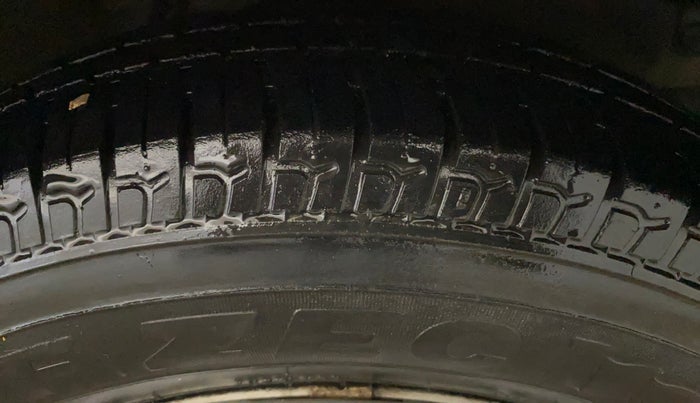 2014 Hyundai i10 MAGNA 1.1, CNG, Manual, 27,578 km, Right Front Tyre Tread