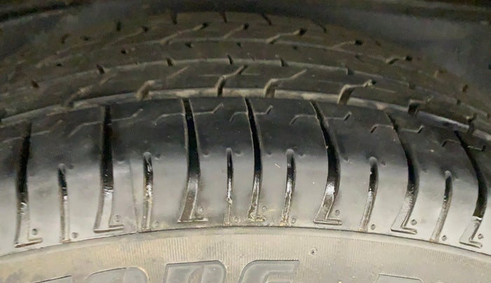 2018 Toyota Innova Crysta 2.8 GX AT 7 STR, Diesel, Automatic, 90,143 km, Right Rear Tyre Tread