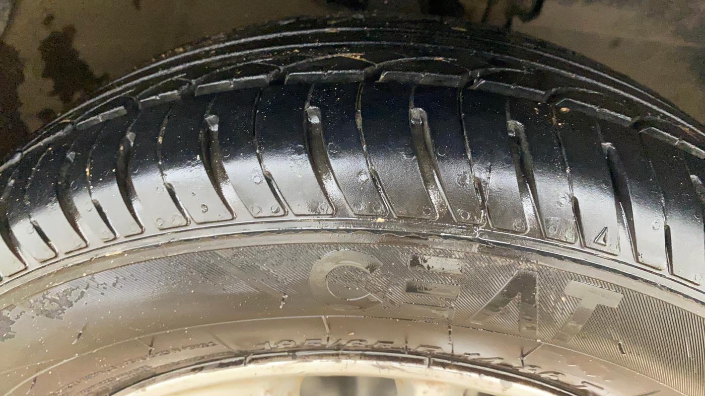 2017 Mahindra Kuv100 K6 PLUS 6 STR, Petrol, Manual, 1,23,057 km, Right Front Tyre Tread
