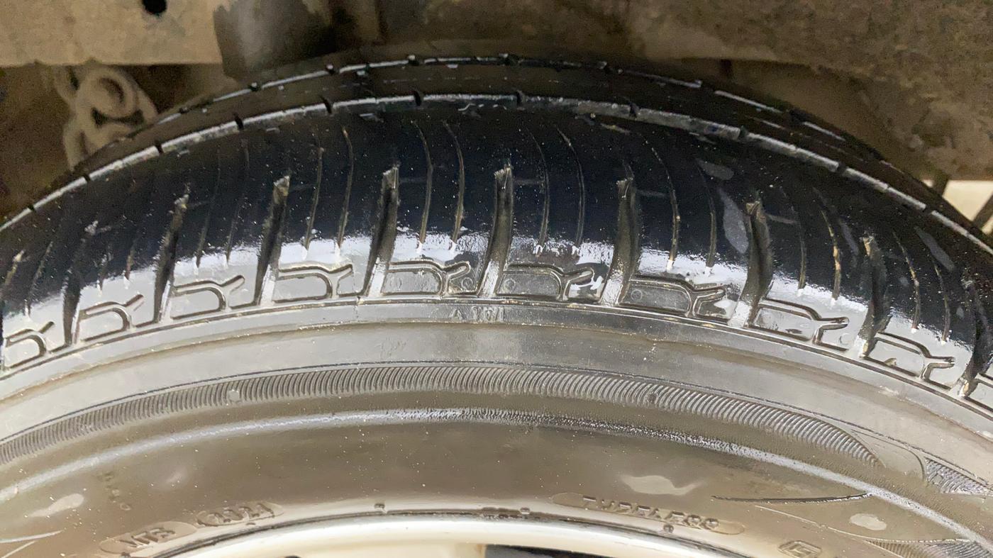 2017 Mahindra Kuv100 K6 PLUS 6 STR, Petrol, Manual, 1,23,057 km, Right Rear Tyre Tread