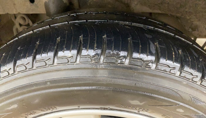 2017 Mahindra Kuv100 K6 PLUS 6 STR, Petrol, Manual, 1,23,281 km, Right Rear Tyre Tread