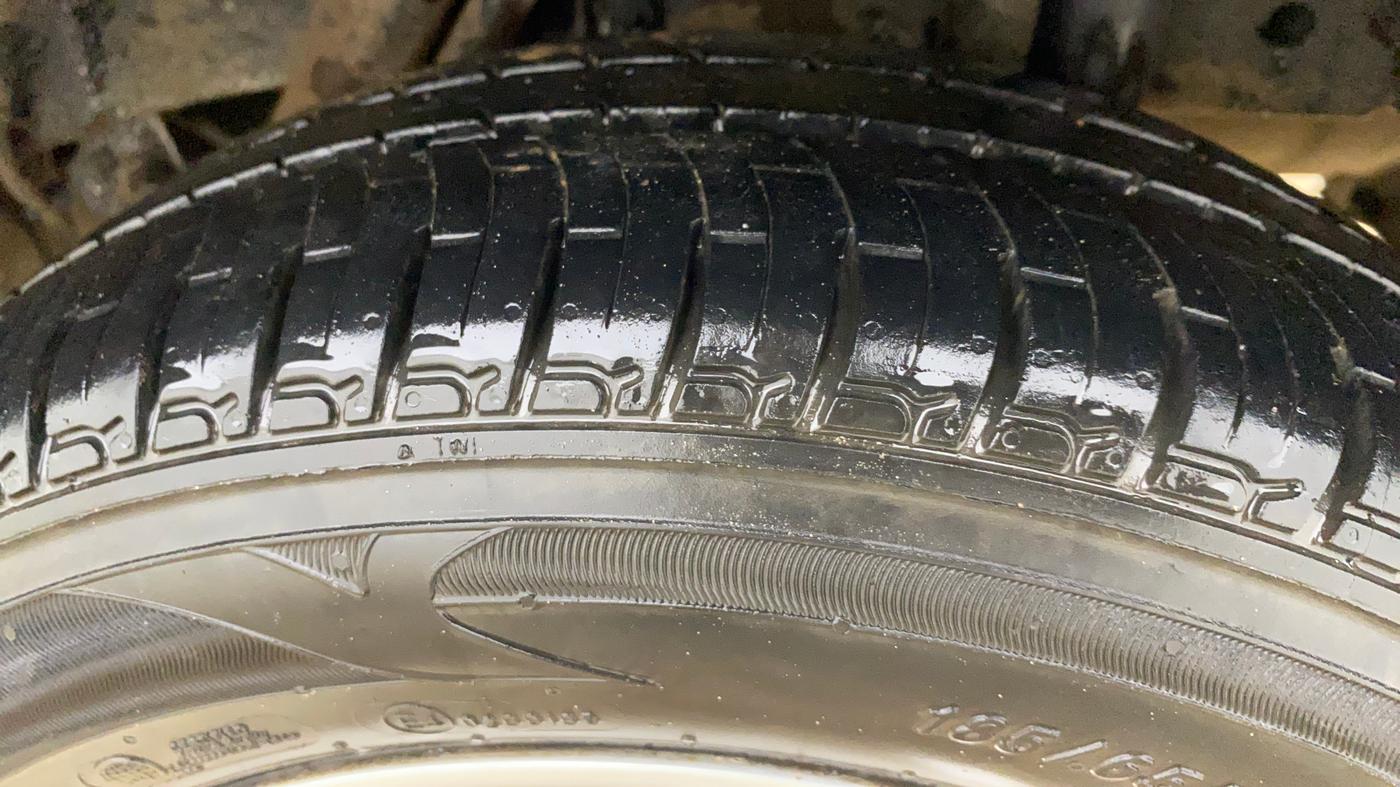 2017 Mahindra Kuv100 K6 PLUS 6 STR, Petrol, Manual, 1,23,057 km, Left Rear Tyre Tread